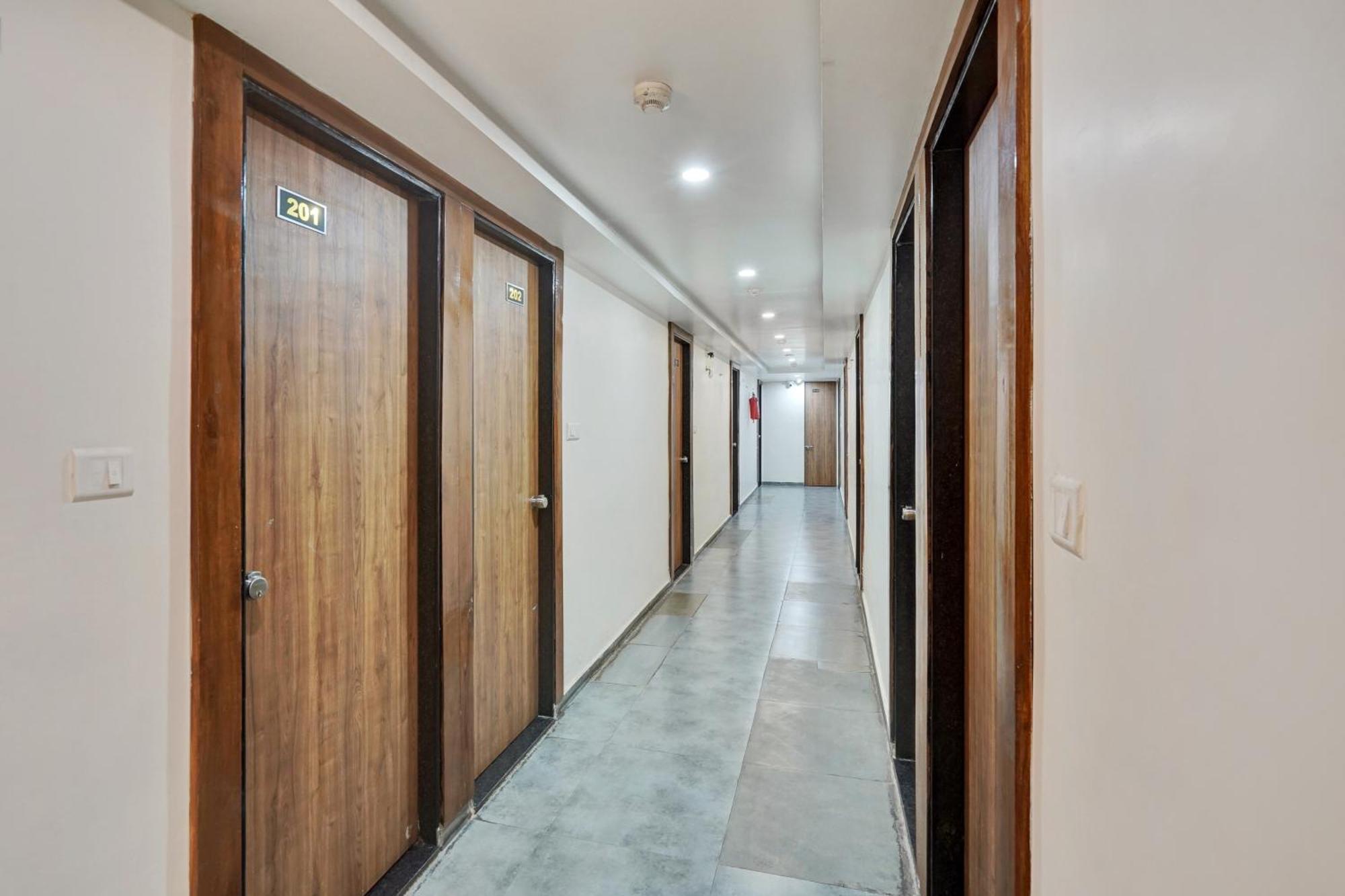 Super Collection O Kudasan Gandhinagar Formerly Hotel Royal Mansion Dış mekan fotoğraf