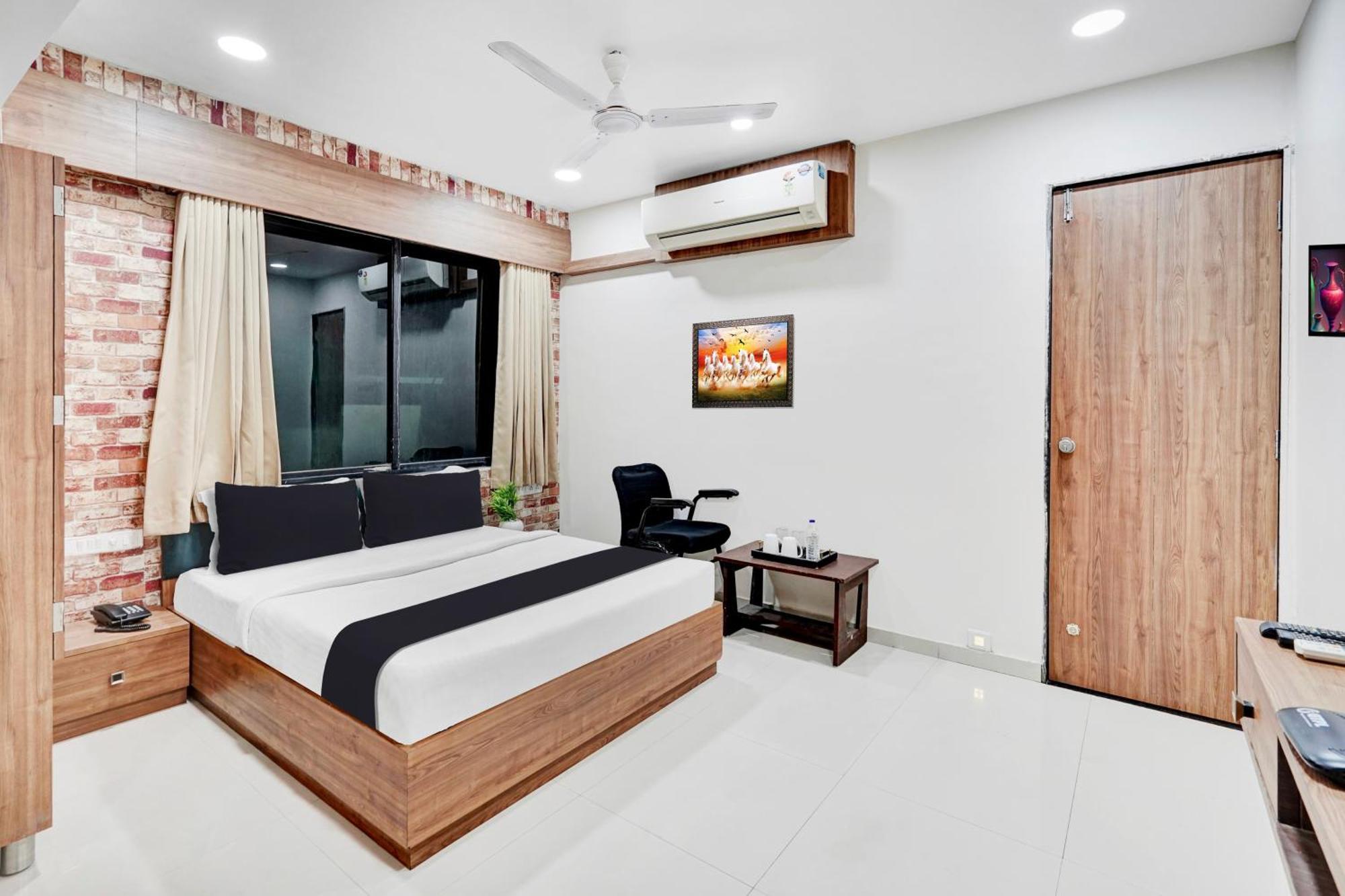 Super Collection O Kudasan Gandhinagar Formerly Hotel Royal Mansion Dış mekan fotoğraf