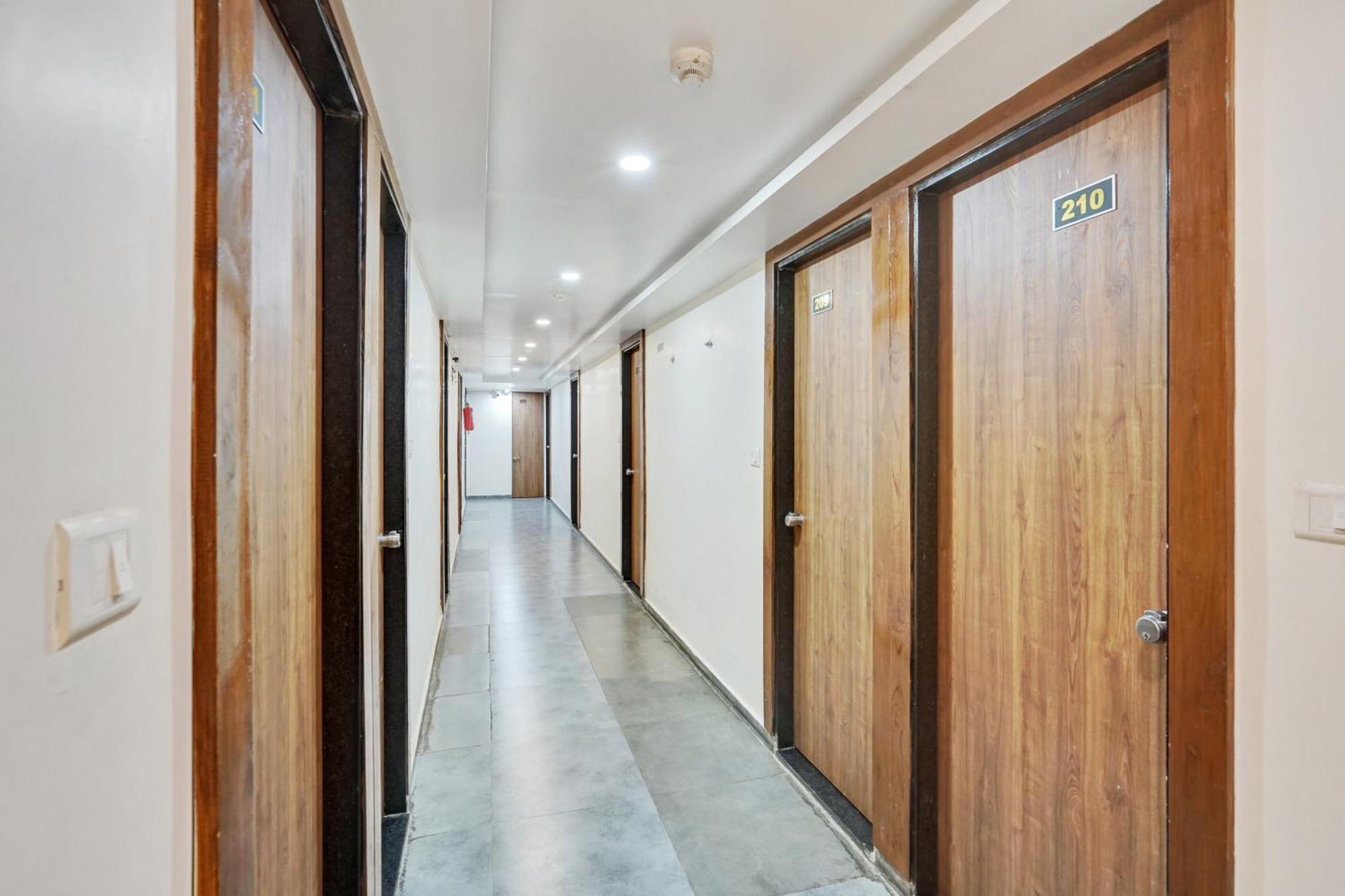 Super Collection O Kudasan Gandhinagar Formerly Hotel Royal Mansion Dış mekan fotoğraf